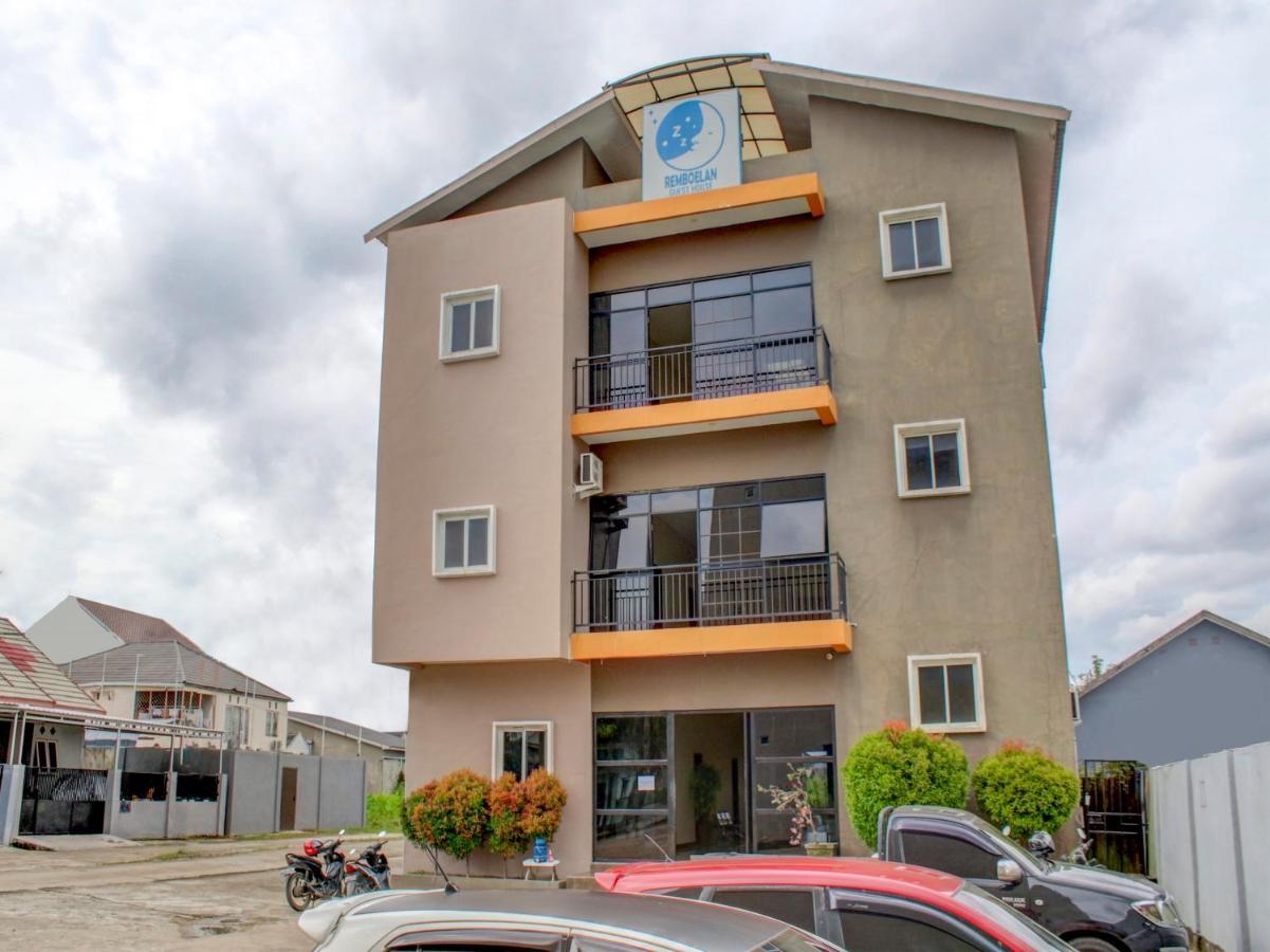Oyo 90162 Remboelan Guest House Sungai Lutus 外观 照片