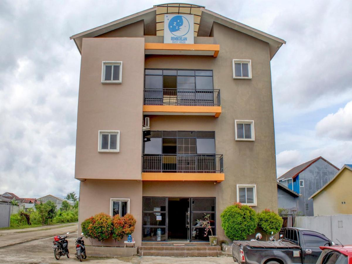 Oyo 90162 Remboelan Guest House Sungai Lutus 外观 照片
